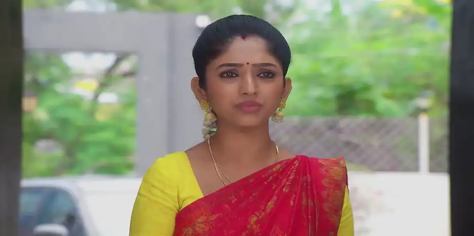 Rani Confronts Savitri - Ninaithale Innikkum