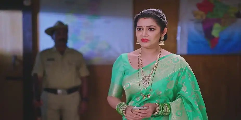 Bhoomika's Request to the Cop - Amruthadhaare