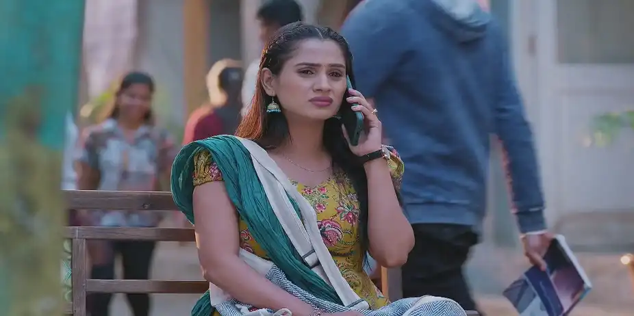 Vishwa Cries on Seeing Janhavi's Wedding Invite - Lakshmi Niwas