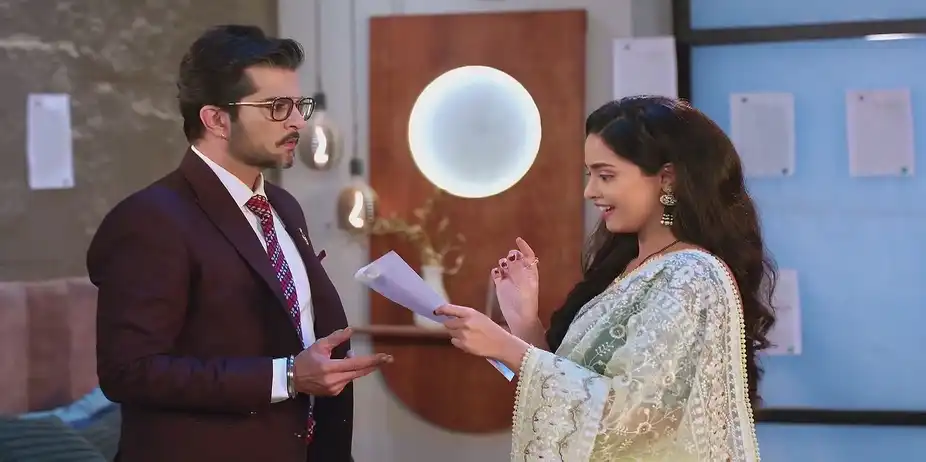 Leela's Antics Irk AJ - Navri Mile Hitlerla
