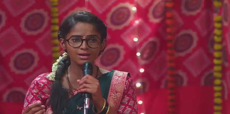 Police Officer Deva Rushes to Sarang's Aid - Savalyachi Janu Savali