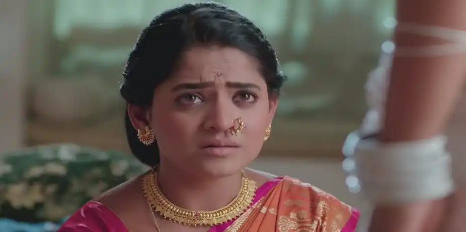 Paaru Holds Anushka's Feet - Paaru