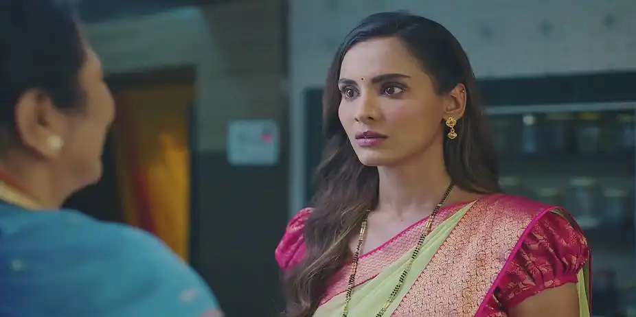 Pushpa Tells Tulja about Daddy - Lakhat Ek Amcha Dada