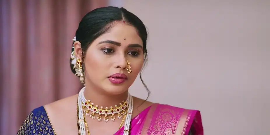 Vasu Applies Medicine to Jayashree's Face - Punha Kartavya Ahe