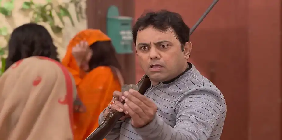 The Promoter Points the Gun at Kavya - Mala Bodol