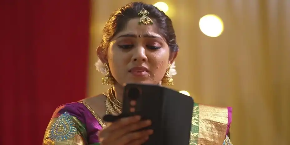 Harshan Tries to Stop Karthika - Kudumbashree Sharadha