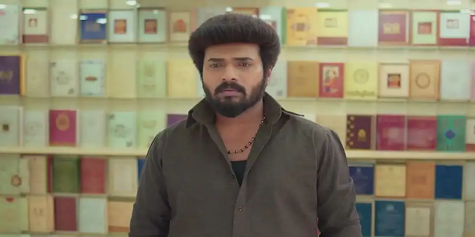 Karthikeyan Scolds the Store Owner - Karthigai Deepam