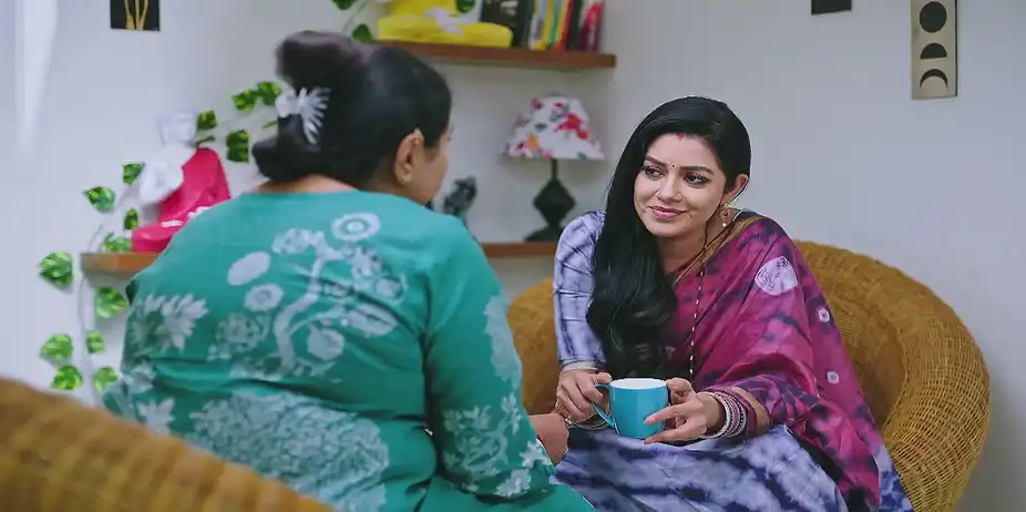 Mandakini Learns about Bhoomika and Goutham's Act - Amruthadhaare
