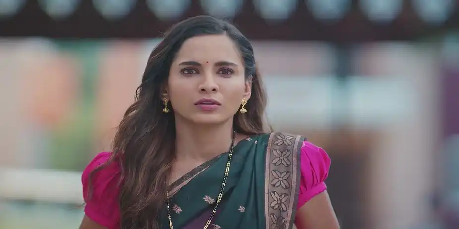 Pushpa Tells Tulja about Daddy - Lakhat Ek Amcha Dada