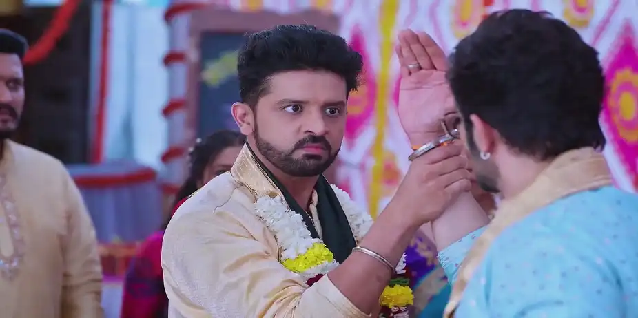 Durga Is Worried as Vikrant's Truth Is Revealed - Navri Mile Hitlerla