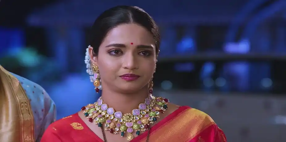 Yash Asks Leela To Welcome Him - Navri Mile Hitlerla