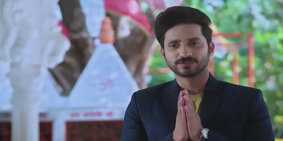 Sarang Prays to God for Savali - Savalyachi Janu Savali