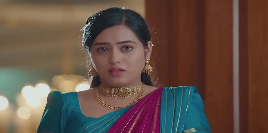 Rithika Pleads with Prathapa Varma - Akale