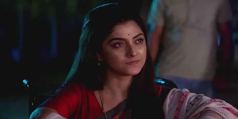 Mandar Pours Blood onto Arunabha - Kon Gopone Mon Bheseche