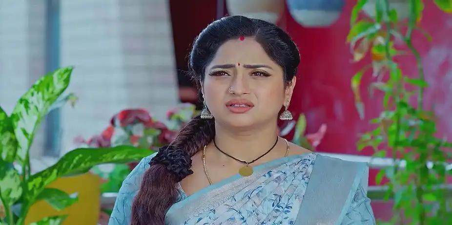 Gayatri Comforts an Upset Hasini - Trinayani