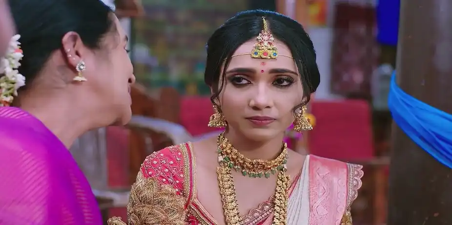 Kantamma Tries to Comfort Shravani - Shravani Subramanya