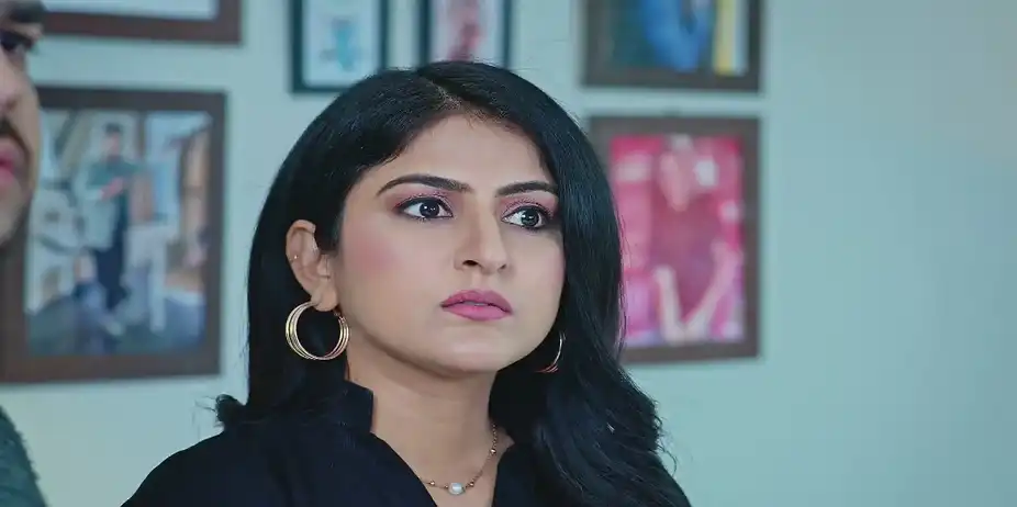 The Pandit Approves Ridhi and Angad’s Union - Nava Mod