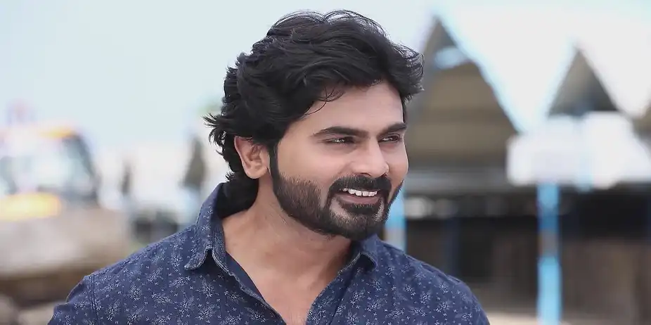 The Workers Welcome Siva and Janani - Mounam Pesiyadhe