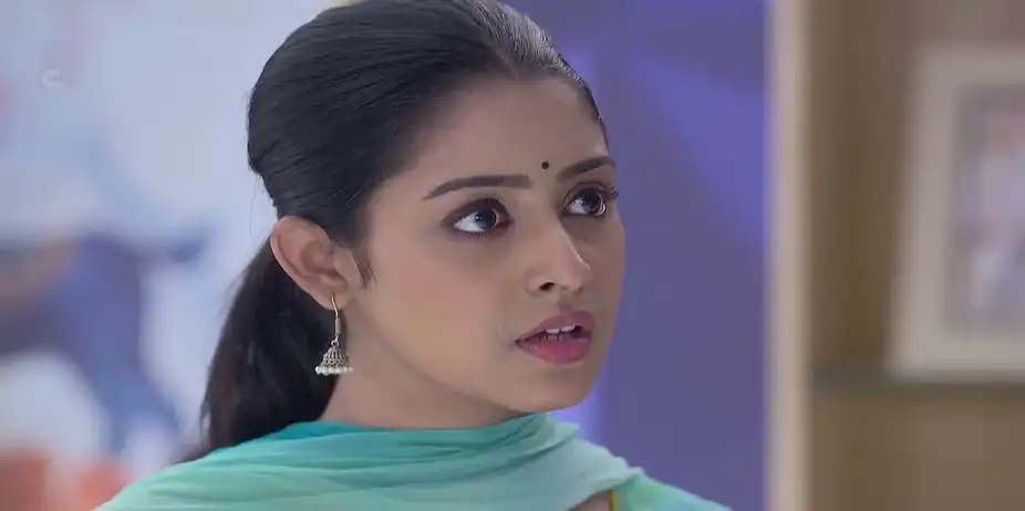 Parul Scares Aryan - Parineeta