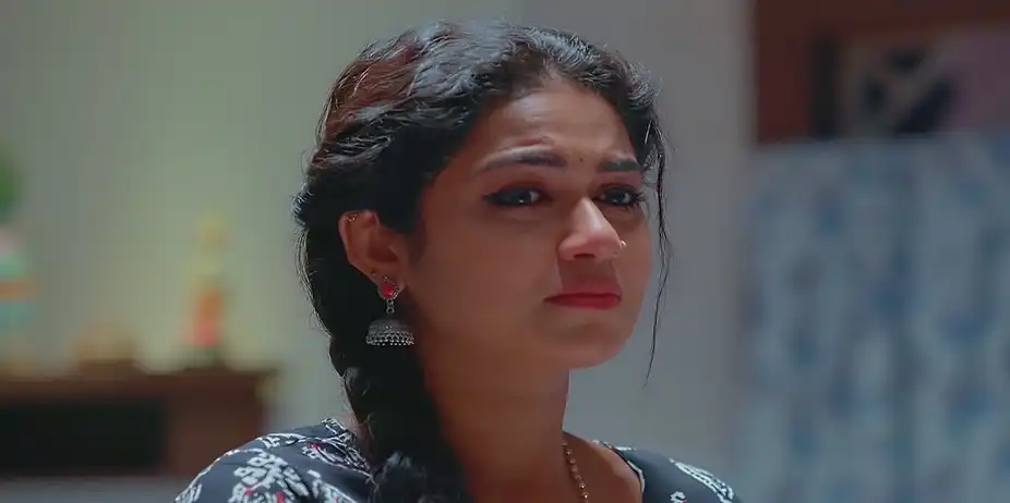 Radhika Learns about Varun's Decision - Snehapoorvam Shyama