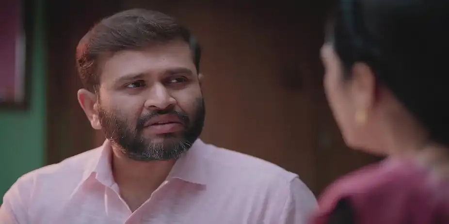 Veena Gets Irked on Seeing Santosh's Gift - Lakshmi Niwas
