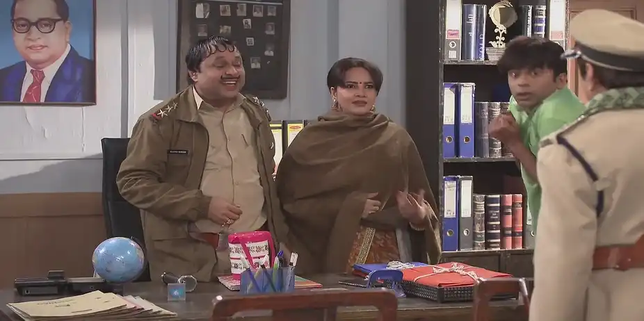 Happu Hides the Necklace from Reshampal - Happu Ki Ultan Paltan