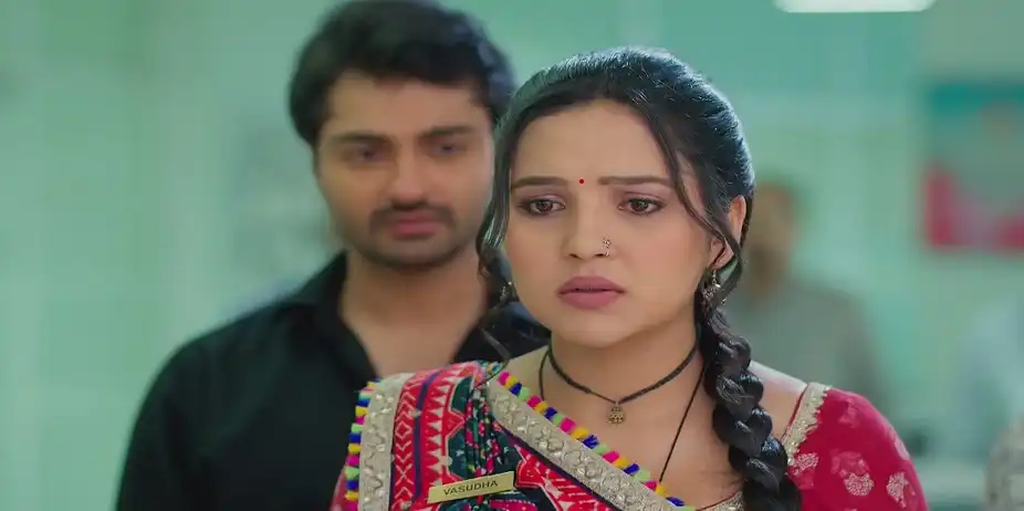 The Waiter Exposes Sarika - Vasudha