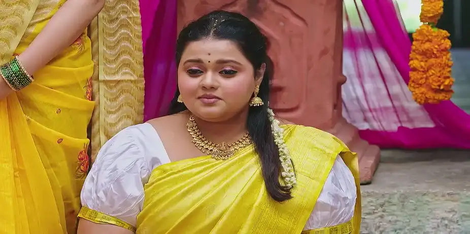 Parvathi and Shivanna Apply Turmeric to Rashmi - Annayya