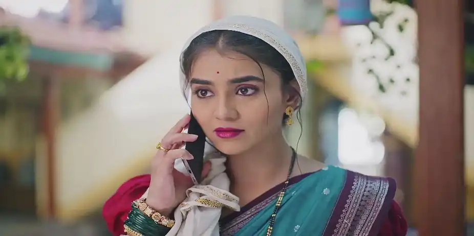 Sakshi Informs Tulja about a Medical Camp - Lakhat Ek Amcha Dada