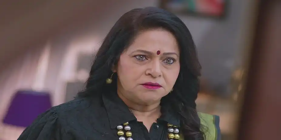 Vishakha Reassures a Scared Tanaya - Punha Kartavya Ahe