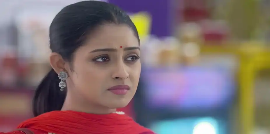 Parul Regrets Not Being Able to Help Onkar - Parineeta
