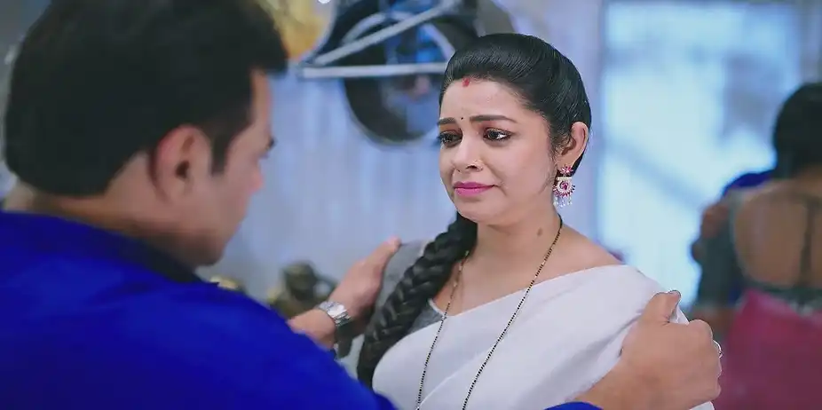 Goutham Comforts an Upset Bhoomika - Amruthadhaare