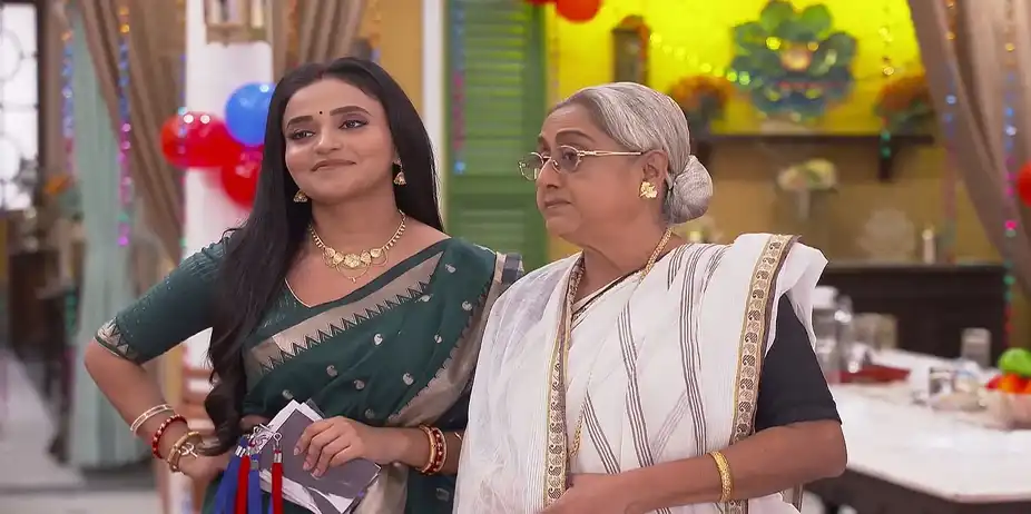 Mrinalini's Friend Kamalini Arrives - Anondi
