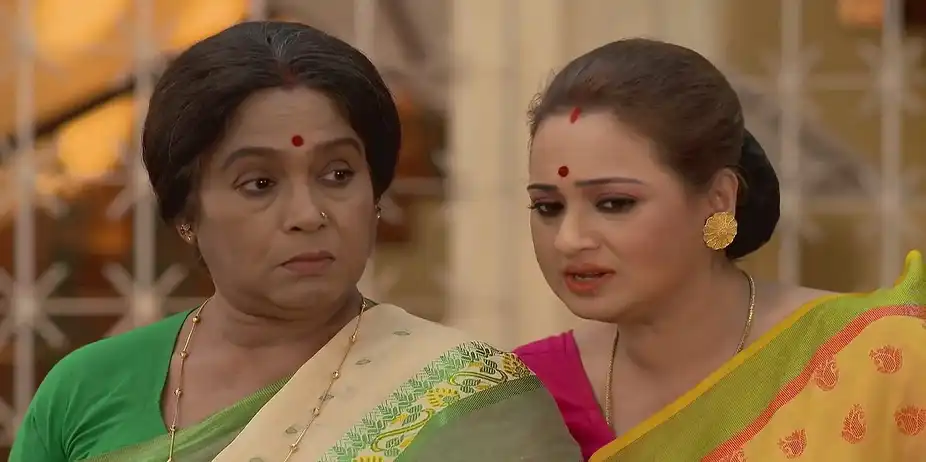 Bhavani Pretends to Fall Unconscious - Mala Bodol