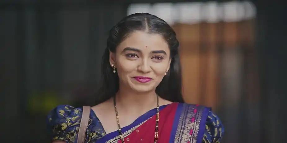 Tulja Gives Asha Laddus - Lakhat Ek Amcha Dada