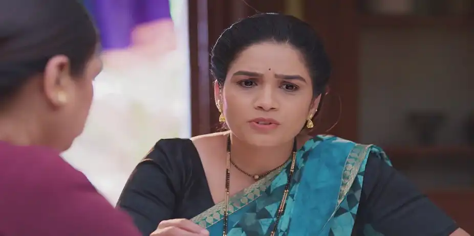 Veena Questions a Worried Lakshmi - Lakshmi Niwas