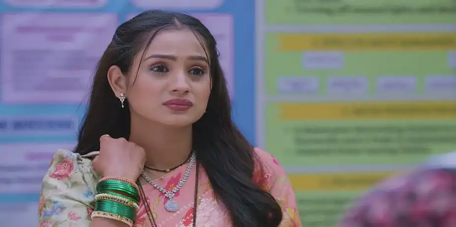 Vishwa Sees Janhavi on His Friends' Phone - Lakshmi Niwas
