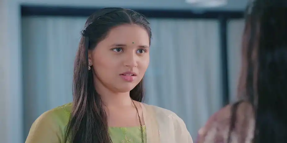Durga Gives Revati Jewellery as a Gift- Navri Mile Hitlerla