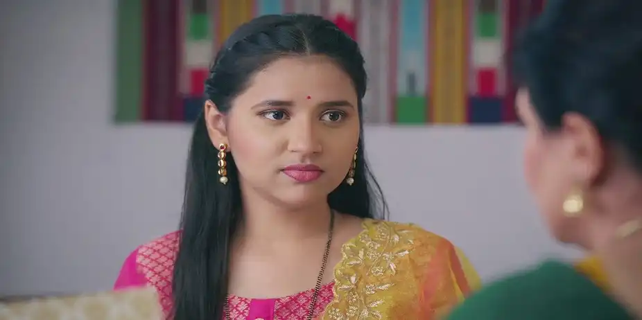 Revati Shows Kalindi Her Jewellery - Navri Mile Hitlerla
