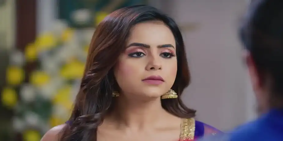 Chandrika Gives Vasudha a Special Scarf - Vasudha