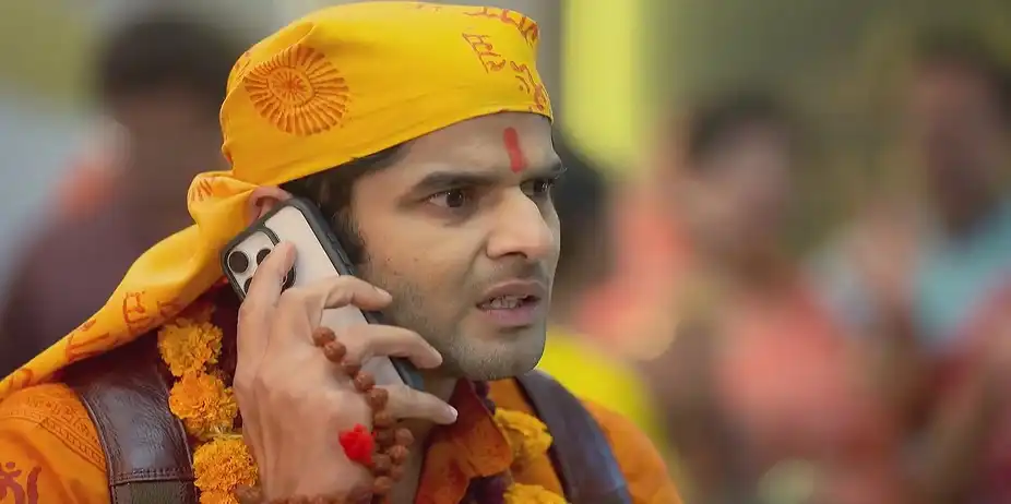 Ashutosh's Phone Call Causes Rayan to Panic - Parineeta