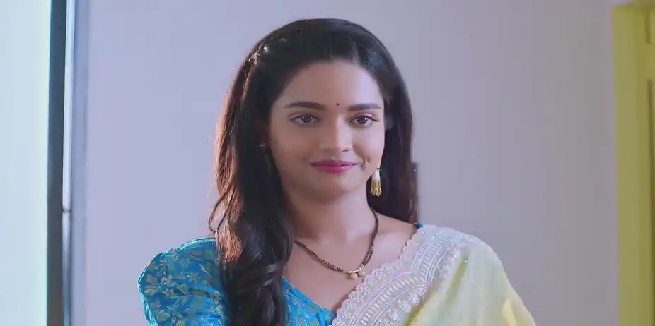Leela Comes for an Audition - Navri Mile Hitlerla