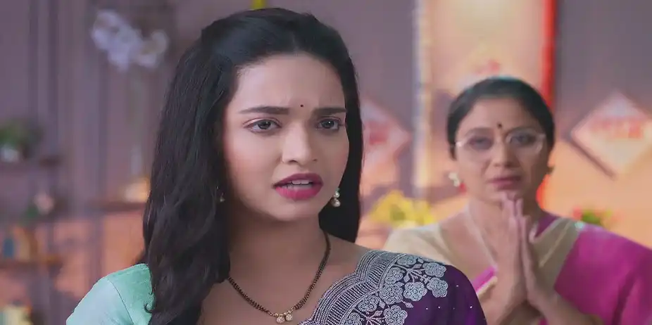 Leela Prays to God - Navri Mile Hitlerla