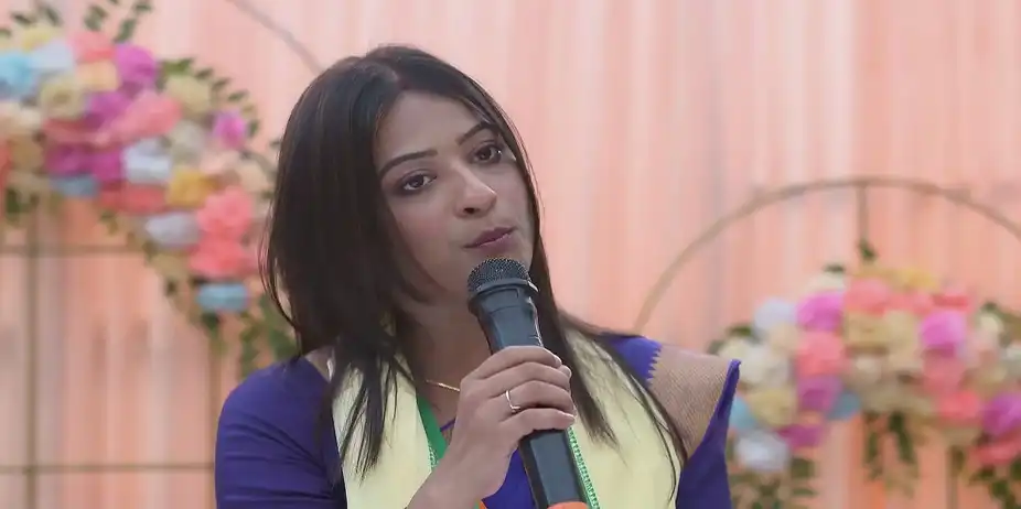 Lavanya Delivers a Speech on Stage - Phulki
