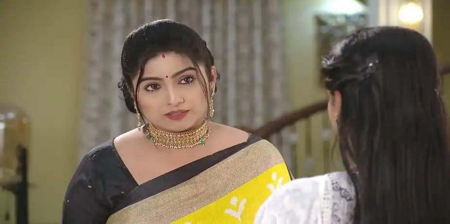 Dhara's Aunt Pacifies Her - Suna Jhia
