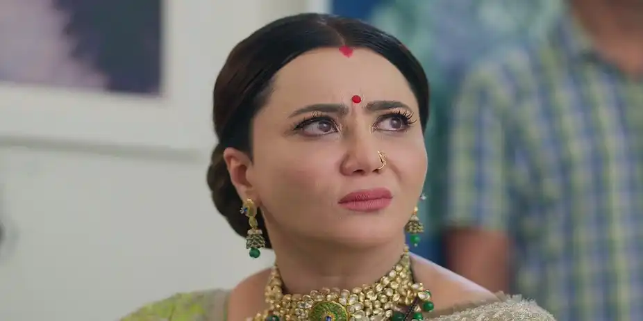 Karishma's Pretence in front of Chauhan Family - Vasudha