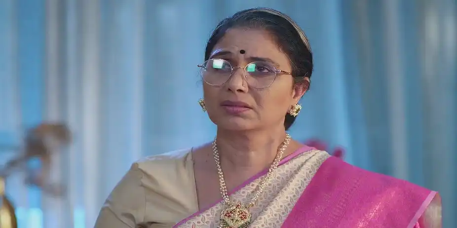 Leela Decides to Not Pursue Acting - Navri Mile Hitlerla
