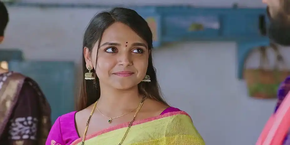 Parvathi Enjoys a Radio Game - Annayya