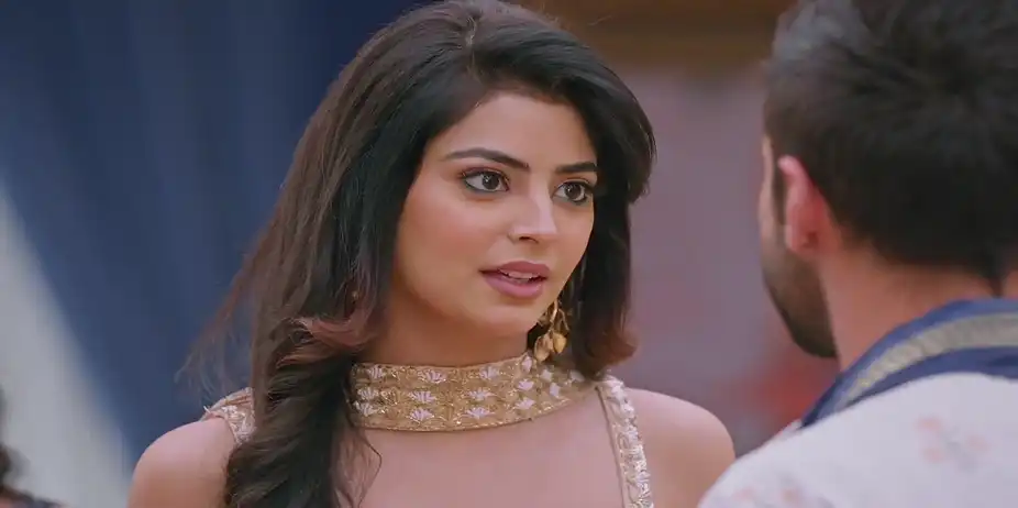 Raunak Argues with Payal and Smita for Prarthana - Kumkum Bhagya