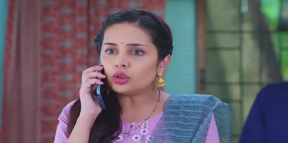 Bhuvaneshwari Scolds Akshara - Tula Shikvin Changlach Dhada